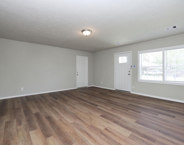 9026 Lake Forest Boulevard - Photo Thumbnail 11
