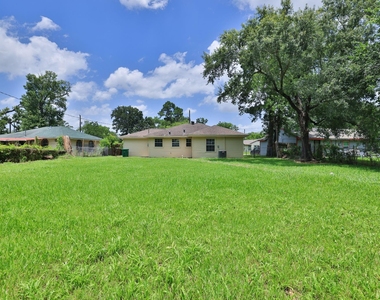 9026 Lake Forest Boulevard - Photo Thumbnail 34