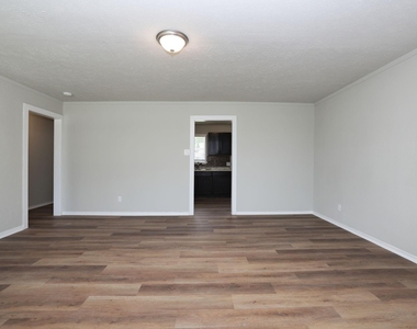 9026 Lake Forest Boulevard - Photo Thumbnail 6