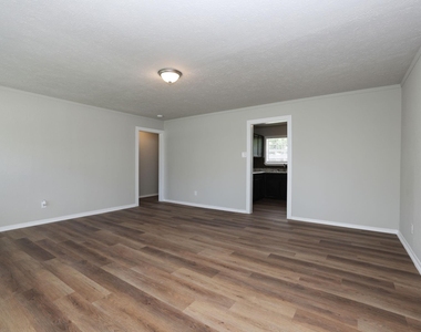 9026 Lake Forest Boulevard - Photo Thumbnail 9