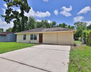 9026 Lake Forest Boulevard - Photo Thumbnail 2
