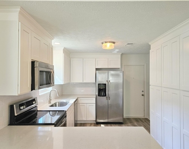 10615 Heatherford Drive - Photo Thumbnail 7