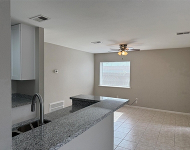 13902 Buckingham Drive - Photo Thumbnail 4