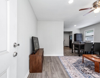 218 Hoffman Street - Photo Thumbnail 3
