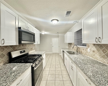 7011 Brockington Drive - Photo Thumbnail 8