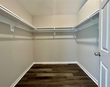 7011 Brockington Drive - Photo Thumbnail 16