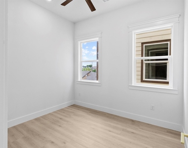 821 821 N Loop Center S - Photo Thumbnail 9