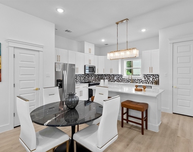 821 821 N Loop Center S - Photo Thumbnail 4