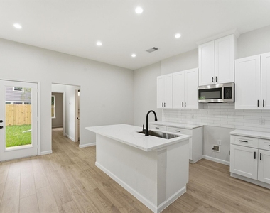 4354 Clover Street - Photo Thumbnail 9