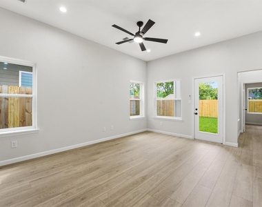 4354 Clover Street - Photo Thumbnail 5