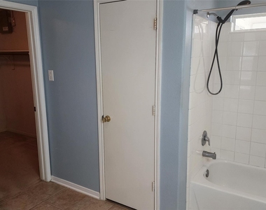 12214 Carriage Oak Circle - Photo Thumbnail 18
