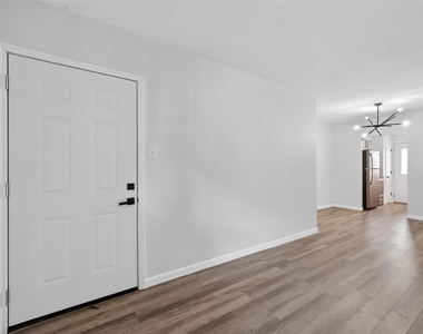 1811 Stoney Brook Drive - Photo Thumbnail 3