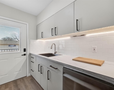 1811 Stoney Brook Drive - Photo Thumbnail 9