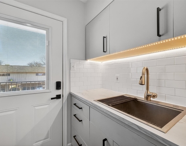 1811 Stoney Brook Drive - Photo Thumbnail 11