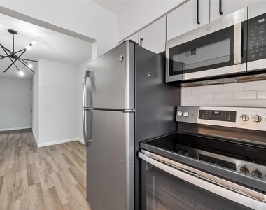 1811 Stoney Brook Drive - Photo Thumbnail 13