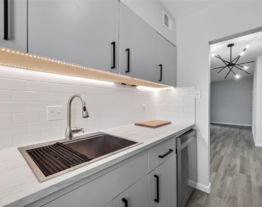 1811 Stoney Brook Drive - Photo Thumbnail 14