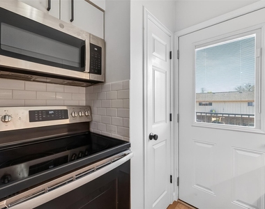 1811 Stoney Brook Drive - Photo Thumbnail 10