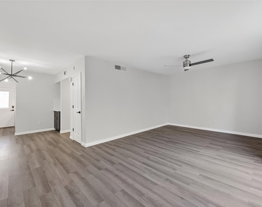 1811 Stoney Brook Drive - Photo Thumbnail 6