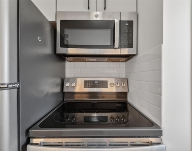 1811 Stoney Brook Drive - Photo Thumbnail 12