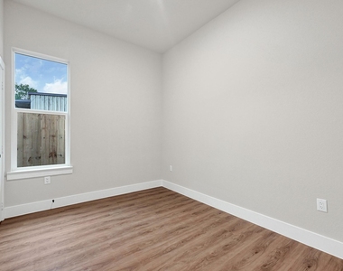 112 S San Jacinto Street - Photo Thumbnail 6
