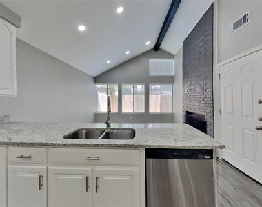 8607 Pines Place Drive - Photo Thumbnail 3