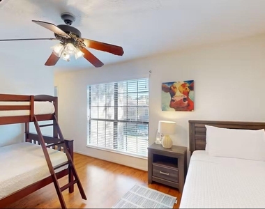 3935 Knollcrest Drive - Photo Thumbnail 8