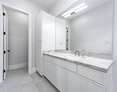 408 W 30th Street - Photo Thumbnail 35