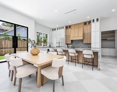 408 W 30th Street - Photo Thumbnail 8