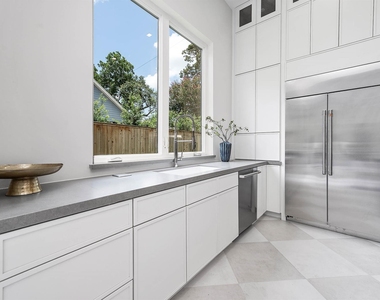 408 W 30th Street - Photo Thumbnail 10