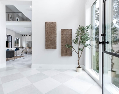 408 W 30th Street - Photo Thumbnail 5