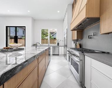 408 W 30th Street - Photo Thumbnail 11