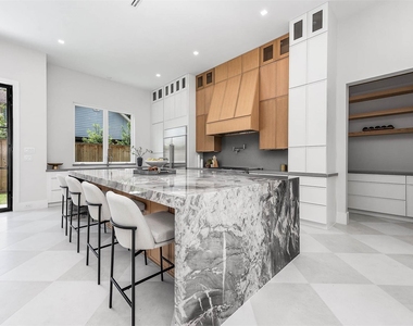 408 W 30th Street - Photo Thumbnail 9