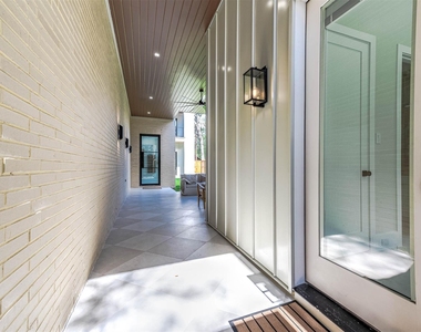 408 W 30th Street - Photo Thumbnail 3