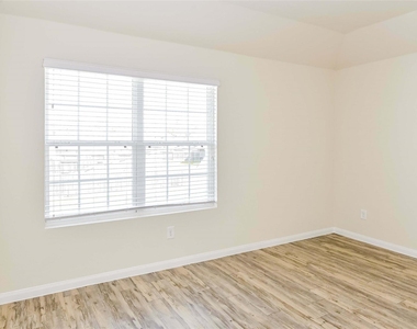 13286 Italian Cypress Avenue - Photo Thumbnail 8
