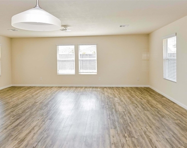 13286 Italian Cypress Avenue - Photo Thumbnail 9