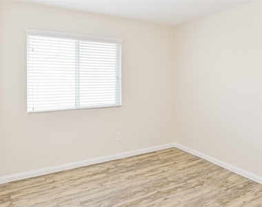 13286 Italian Cypress Avenue - Photo Thumbnail 5