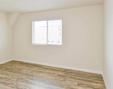 13286 Italian Cypress Avenue - Photo Thumbnail 6