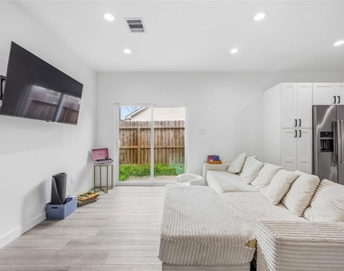 8614 Peachtree Street - Photo Thumbnail 3