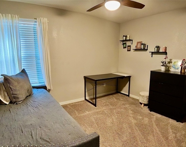 214 Club Crest Ln - Photo Thumbnail 4