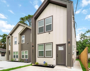 7987 Chateau Street - Photo Thumbnail 1