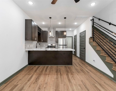 7987 Chateau Street - Photo Thumbnail 6