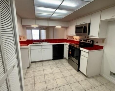 6770 Ridgewood Avenue - Photo Thumbnail 5