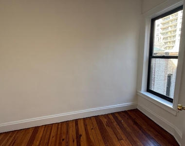 York Avenue - Photo Thumbnail 4