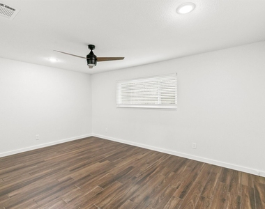 201 San Saba Street - Photo Thumbnail 10