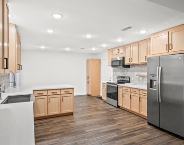 201 San Saba Street - Photo Thumbnail 5