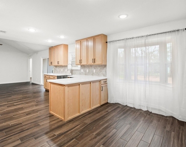 201 San Saba Street - Photo Thumbnail 2