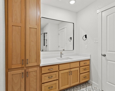 201 San Saba Street - Photo Thumbnail 3