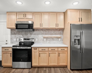 201 San Saba Street - Photo Thumbnail 4