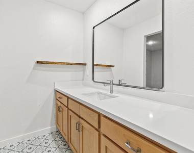 201 San Saba Street - Photo Thumbnail 15