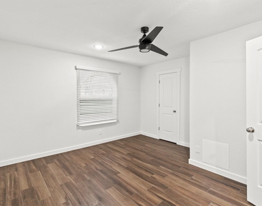201 San Saba Street - Photo Thumbnail 9